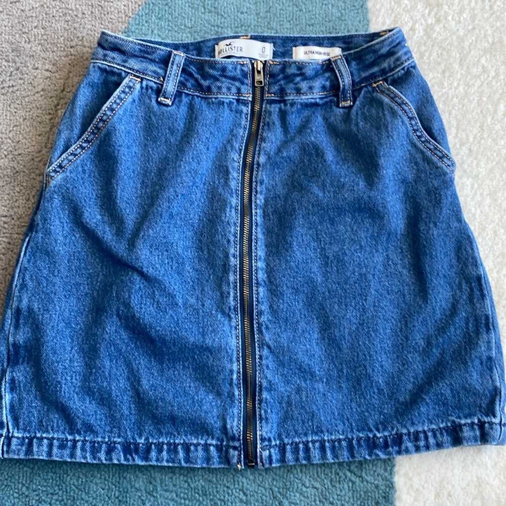 Hollister women’s size 0. Zipper front high rise skirt